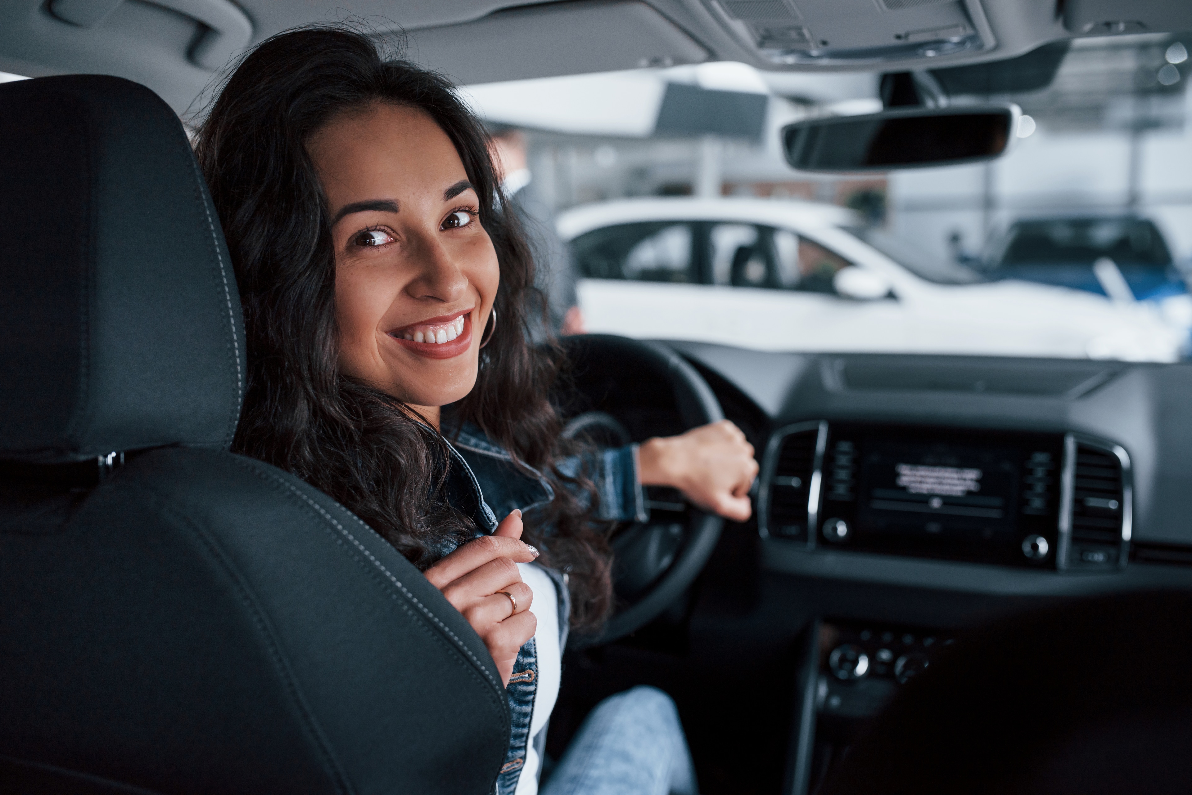 Mulher dirigindo seu carro novo